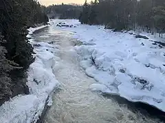 Crue printanière, la rivière dans ses voiles de glaces et de neiges.