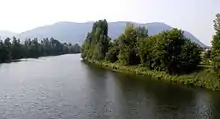 Une rivière avec, en arrière-plan, un inselberg.