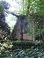 Ruine d'une chapelle près du domaine du château.