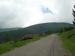 Après avoir passé la ferme-auberge de Landersen. Le Petit Ballon (1 272 m) apparaît au fond à gauche avec le col et la ferme-auberge de Rothenbrunnen.