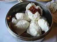 Cha siu bao, barbecue cantonais de porc accompagné de pain (baozi) [4][Quoi ?].