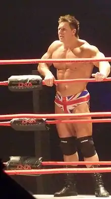 Rob Terry portant un slip floqué du drapeau britannique