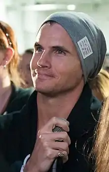 Robbie Amell interprète Stephen Jameson.