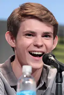 Robbie Kay interprète Tommy Clark.