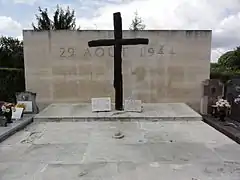 Robert-Espagne, cimetière des fusillés, monument avec croix calcinée.
