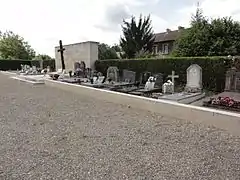 Robert-Espagne, cimetière des fusillés, l'alignement des tombes et le monument.