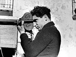 Robert Capa photographe de guerre, photographié ici par Gerda Taro en 1937.