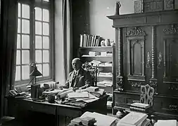 Robert Forrer dans son bureau au palais Rohan.