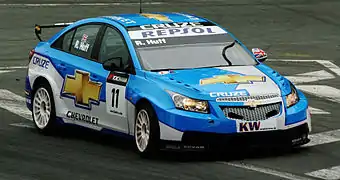 Photo de Robert Huff pilotant une Chevrolet Cruze en course.