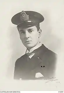 Photo en noir et blanc d'un homme portant une casquette militaire