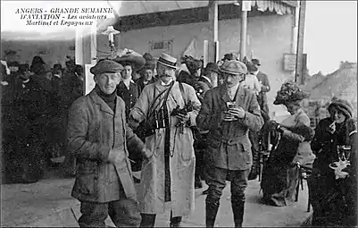 Robert Martinet à gauche, Georges Legagneux à droite et au centre un des organisateurs de la course d'aéroplanes Angers-Saumur, le 6 juin 1910.