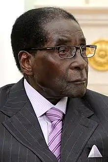 Le président zimbabwéen Robert Mugabe à l'origine du drapeau national.