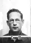 Photo en noir et blanc. Visage d'un homme portant des lunettes.