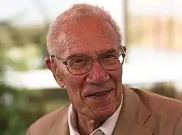 Robert Solow (1974), professeur au Massachussetts Institute of Technology, prix Nobel d'économie 1987