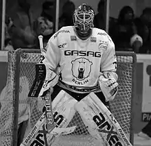 Photographie noir et blanc d'un gardien de but de hockey sur glace