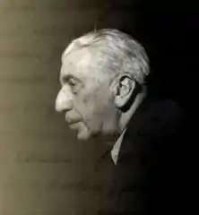 Photo noir et blanc d'un homme âgé vu de profil.