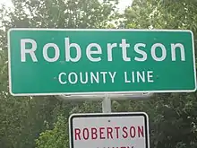 Panneau vert et blanc indiquant Robertson County line