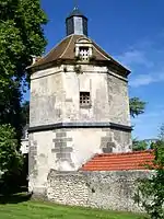 Le colombier est antérieur au château, il date du milieu du XVIe siècle.