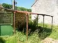 L'ancien lavoir de 1881 au hameau de Fond-Maillet, avec la pompe de 1938.