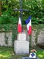 Le monument aux morts sous la forme d'un calvaire, sur le cimetière, chemin d'Harcelay.