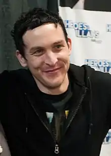 Robin Lord Taylor interprète Oswald Cobblepot / Le Pingouin.