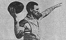 Image en noir et blanc d'un homme lançant un ballon ovale.