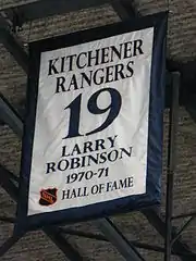 Bannière en l'honneur de Robinson dans la patinoire des Rangers de Kitchener