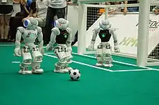 Des robots NAO en plein match de football lors de la RoboCup 2016 à Leipzig.