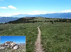 Le plateau du roc d'Aude depuis le mont Llaret (en médaillon : le sommet du roc, à l'extrémité du plateau).