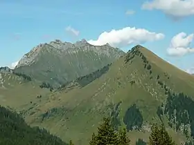 La pointe d'Uble devant le roc d'Enfer.