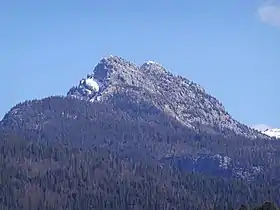 Le roc de Charmieux vu depuis Saint-Jean-de-Sixt au sud.