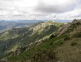 Vue du sommet du roc de France depuis les bornes géodésiques no 303076001 à l'est.