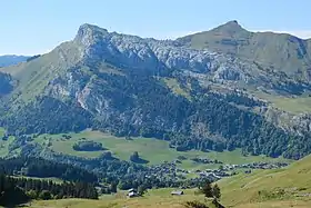 Le roc des Tours avec à droite l'aiguille Verte vus depuis les pentes du mont Lachat de Châtillon au sud-est.