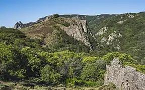Vue du Roc du Mayne (886 m) sur la commune de Rosis.