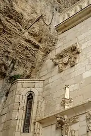 À côté de la chapelle, l'épée de Roland plantée dans le rocher