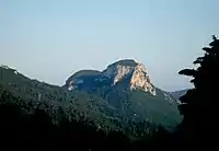 La Rocca di Perti vue des hauts de Rialto.