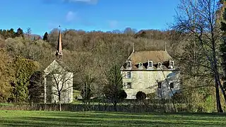 Le château de Beaupré et sa chapelle.