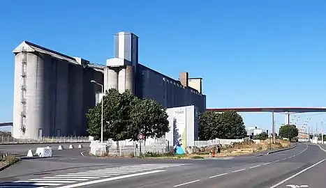 Terminal de Roche-Maurice, silo céréalier de la société Union Invivo