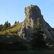 La Roche Pointue ou la dent du diable dans le nord du Mont Mézenc.