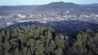 Roche Saint-Martin et l'ombre de la montagne sur Saint-Dié-des-Vosges, hiver 2017/2018.