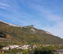 Vue sur Vif avec le rocher de Saint-Loup.