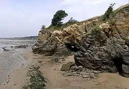 La roche Percée à la pointe de la Rinais.