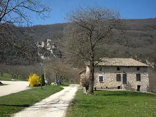 Vue sur l'ancien presbytère.