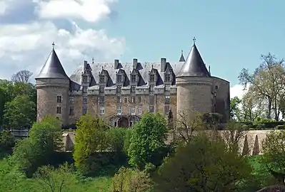 Le château vu de la vallée.