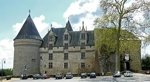 Le château vu de la place de la mairie.