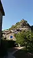 Vieux village en bas, sur l'éperon rocheux l'église Saint-Barthélémy et le château.