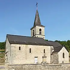 L'église et le monument aux morts.