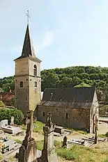 Clocher, enclos et cimetière.