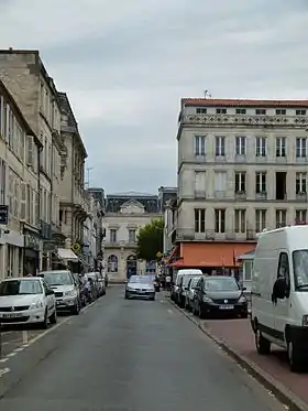 Rue Audry-de-Puyravault, au fonds la poste.