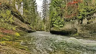 Le Doubs dans les gorges du Fourpéret.